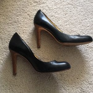 Black pumps